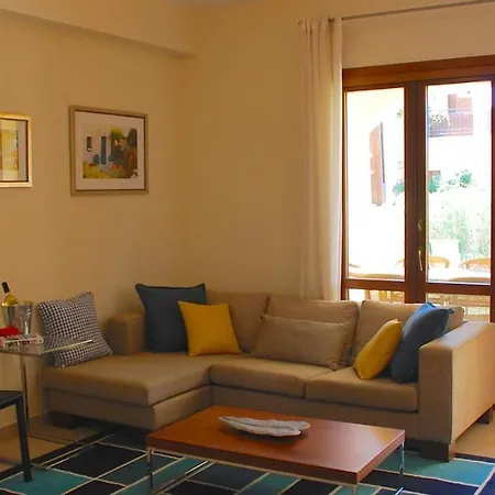 3 Bedroom Prometheus With Garden, Aphrodite Hills Appartamento