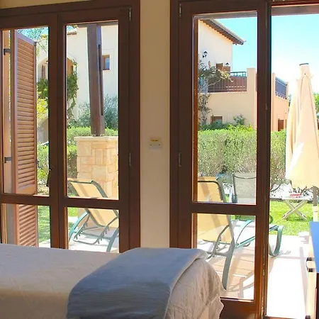 3 Bedroom Prometheus With Garden, Aphrodite Hills Appartamento