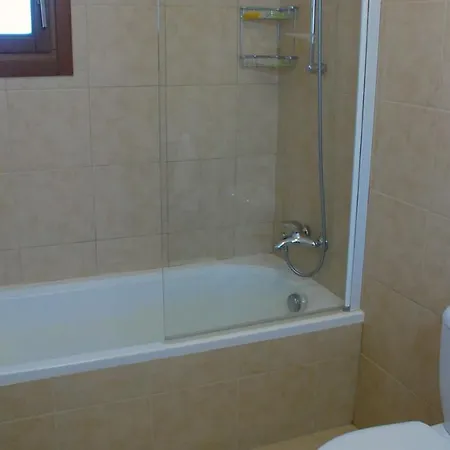 3 Bedroom Prometheus With Garden, Aphrodite Hills Appartamento *